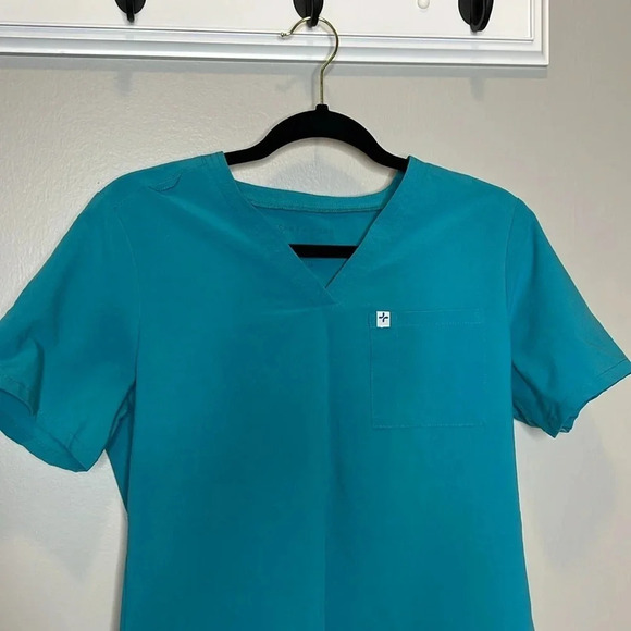 Care and Wear Women's Teal Scrub Set Flexible Material and Lots of Pockets - Picture 4 of 15